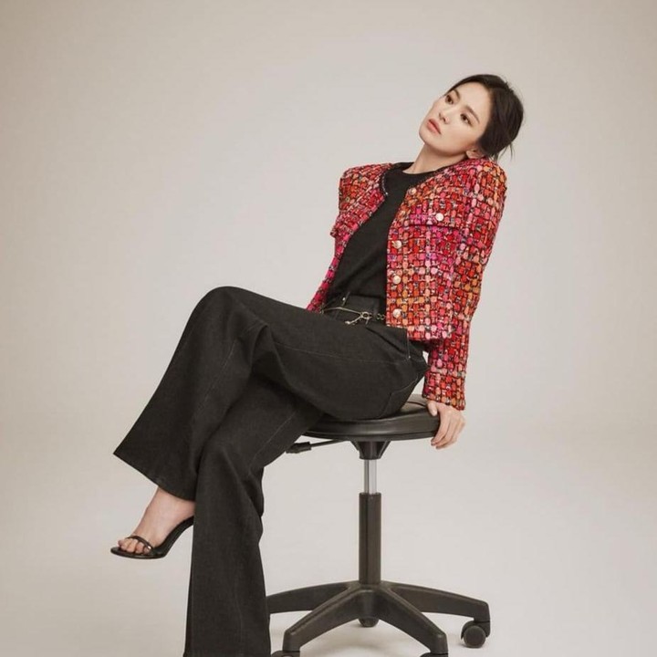 <p>Untuk yang satu ini, tema pakaian Song Hye Kyo adalah formal dengan tweed jacket berwarna merah dan wide-leg pants hitam, serta sandal high heel yang membuatnya makin berkelas. (Foto: Instagram @kyo1122)</p>