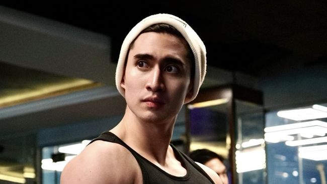 Verrell Bramasta bantah mengenakan rompi antipeluru ketika meninjau korban banjir Padang akhir November 2025.