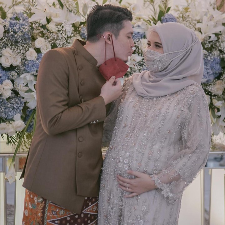 <p>Saat menggelar syukuran tujuh bulanan kehamilan Ukasya Zaskia Sungkar nampak anggun mengenakan setelan tunik berbahan brokat. Keanggunan terpancar dari penampilannya, namun terlihat elegan untuk inspirasi baju lebaran. Bunda yang sedang hamil tertarik mencobanya? (Foto: Instagram @zaskiasungkar15)</p>