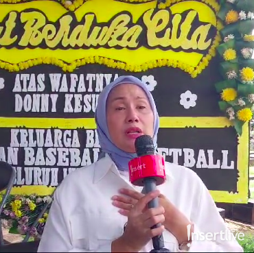 6 Potret Mantan Istri Nangis di Pemakaman Donny Kesuma