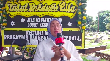 6 Potret Mantan Istri Nangis di Pemakaman Donny Kesuma