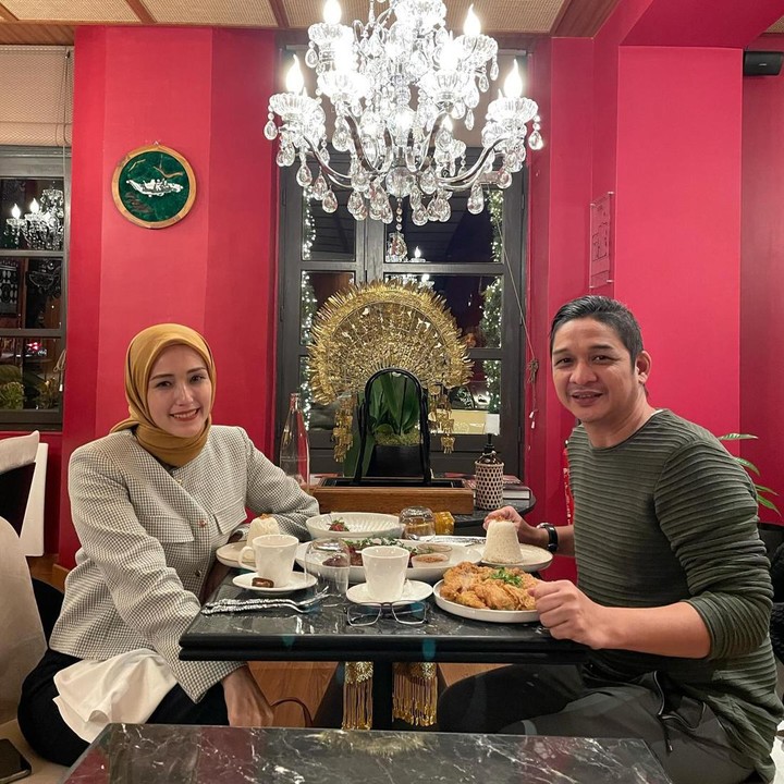 <p>Tak lupa, Adelia dan Pasha juga menikmati sajian buka puasa di salah satu restoran mewah. Nuansanya terasa seperti <em>candle light dinner</em> ya, Bunda? (Foto: Instagram @pashaungu_vm @adeliapasha)</p>