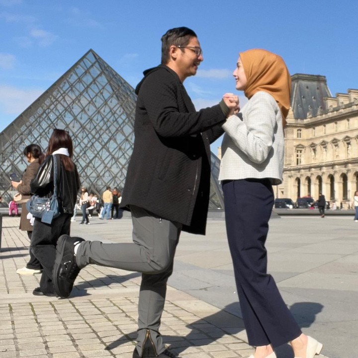 <p>Bak pasangan muda, Adelia dan Pasha Ungu berpose romantis ketika mengunjungi salah satu ikon Kota Paris, Musée du Louvre. (Foto: Instagram @pashaungu_vm @adeliapasha)</p>
