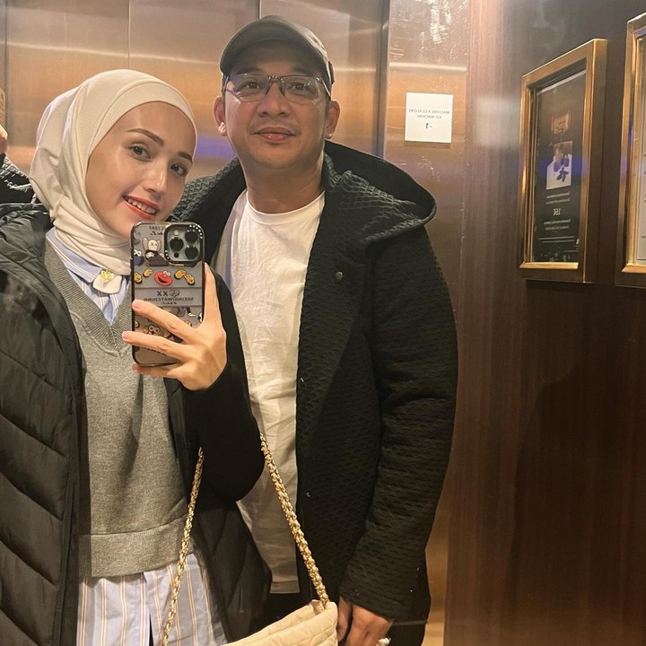 <p>Pasangan yang menikah hampir selama 13 tahun ini tetap kompak dan bersemangat menjalani puasa meski sedang berada di luar negeri, nih. Potret mereka juga mengundang komentar dari warganet. "Romantis banget Aa Pasha dan Teh Adelia...<em> Samawa Till Jannah</em>," kata akun @anastasyameedy_********** (Foto: Instagram @pashaungu_vm @adeliapasha)</p>