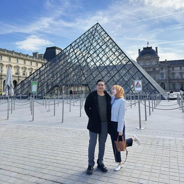 Momen Pasha Ungu Cium Bibir Adelia usai Dilantik Jadi Anggota DPR RI Disorot