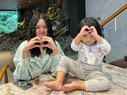 7 Potret Amora Lemos, Putri Krisdayanti yang Dekat Dengan Ameena Atta