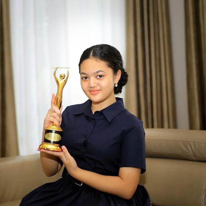 <p>Amora juga merupakan anak yang berprestasi, lho. Beberapa waktu lalu, gadis 12 tahun ini baru saja menerima penghargaan dari AMI Awards. Keren banget, ya! (Foto: Instagram: @amora_lemos05)</p>