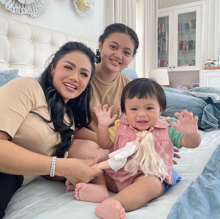 <p>Tidak hanya itu, Amora juga merupakan sosok yang dekat dengan sang keponakan, Ameena. Dalam sebuah kesempatan, keduanya bahkan terlihat makan cokelat bersama. (Foto: Instagram: @amora_lemos05)</p>