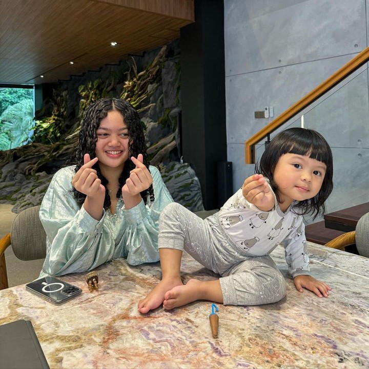<p>Banyak netizen yang dibuat gemas dengan kedekatan Amora dan Ameena nih, Bunda. Tidak sedikit pula netizen yang menyebut keduanya sangat romantis. (Foto: Instagram: @amora_lemos05)</p>