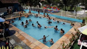 'Neraka Bocor' 62 Derajat Celsius di Brasil, Warga 'Nyebur' ke Kolam