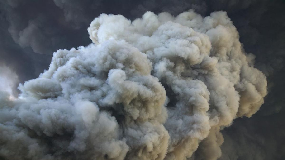 Warga Geger Asap Panas Berbau Belerang Keluar dari Tanah di Depok