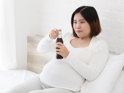Benarkah Ibu Hamil Minum Soda Bisa Sebabkan Keguguran? Cek Fakta, Efek & Batas Konsumsinya