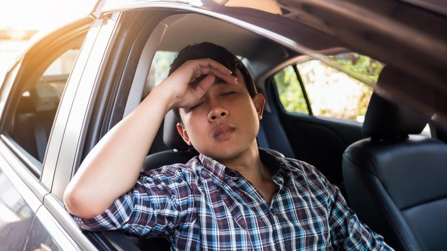 Tidur di mobil bisa saja dilakukan sambil menyalakan mesin dan AC, namun begitu ada berbagai macam hal yang perlu diperhatikan.