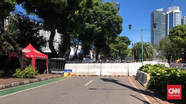 Polisi menutup jalanan Imam Bonjol, Jakarta Pusat yang persis terletak di depan Kantor KPU RI jelang pengumuman pemenang Pilpres 2024.