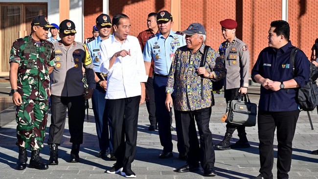 Jokowi melakukan kunjungan kerja ke Provinsi Kalimantan Barat jelang pengumuman pemenang Pilpres 2024 oleh KPU.