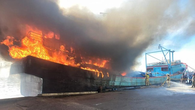 Kapal MT Ronggolawe dan TB Rosalyn 08 terbakar di perairan utara Kecamatan Perairan, Kabupaten Lamongan. Tiga orang dilaporkan meninggal dunia.