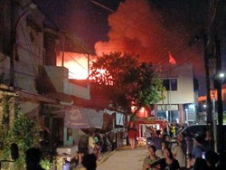 Kebakaran di Permukiman Padat Sumur Batu Jakpus, 100 Personel Damkar ke TKP