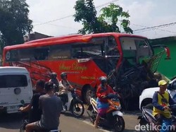 Celaka Bus Rem Blong Seruduk Truk, Motor, Rumah di Malang Tewaskan 1 Orang