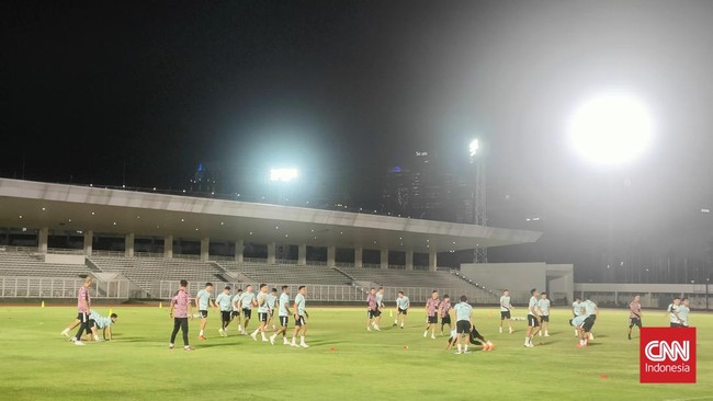 Jay Idzes, Justin Hubner, dan Rizky Ridho terlihat kompak dalam latihan resmi menjelang laga Kualifikasi Piala Dunia 2026 antara Timnas Indonesia vs Vietnam.