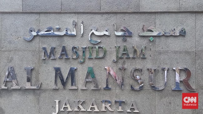 Dua sejarah, dua tokoh, dua peristiwa menjadi bagian dari penamaan sebuah masjid tua di Jembatan Lima, Tambora, Jakarta Barat.