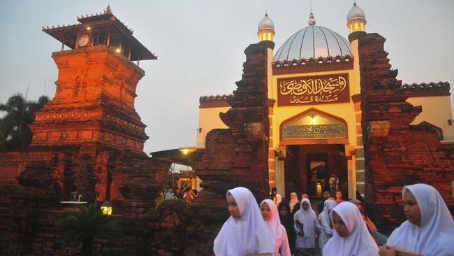 Masjid Menara Kudus yang dibangun pada masa Sunan Kudus pada tahun 956 H atau 1549 M dengan arsitektur perpaduan budaya Islam dengan budaya Hindu-Jawa