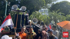Massa Pendukung Penetapan Pemilu 2024 Putar 'Oke Gas' di Depan KPU