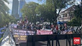 Massa Pro dan Kontra Hasil Pemilu 2024 Mulai Demo di Depan KPU