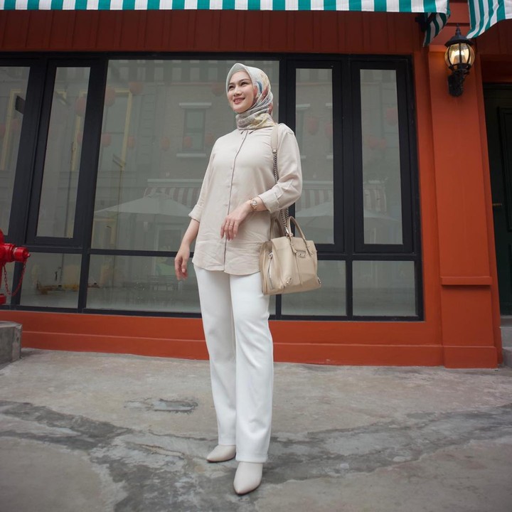 <p>Acara buka bersama di kantor menjadi agenda yang selalu hadir di bulan Ramadhan. Agar tidak salah kostum, Bunda bisa tiru padu padan busana Muslimah ala Melody Laksani. Kombinasi kemeja dan celana bahan warna <em>soft</em> dapat memberi kesan elegan pada<em> office-look</em> Bunda. (Foto: Instagram @melodylaksani92)</p>