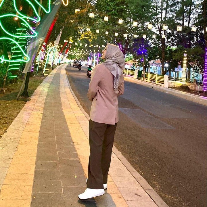 <p>Apabila Bunda ingin terlihat lebih kasual, kombinasi kemeja dan celana bahan dapat dipadukan bersama alas kaki dengan gaya kasual seperti <em>sneakers.</em> (Foto: Instagram @melodylaksani92)</p>