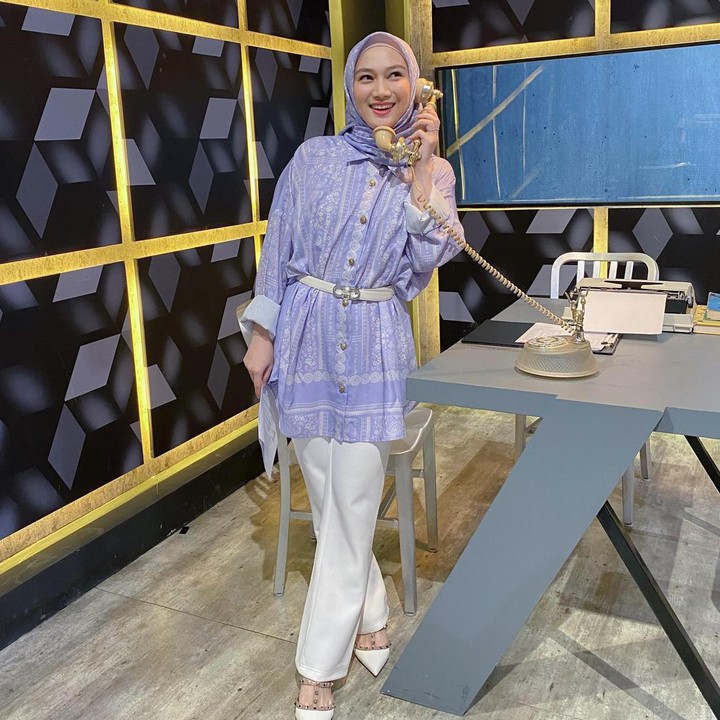 <p>Permainan motif juga bisa membuat penampilan terlihat lebih <em>stylish.</em> Bunda dapat memakai kemeja bercorak etnik seperti Melody. Aksesori seperti <em>belt</em> tipis akan sangat cocok digunakan di bagian pinggang. (Foto: Instagram @melodylaksani92)</p>