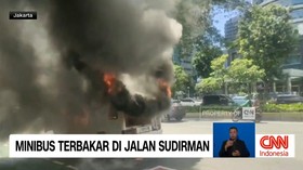 VIDEO: Minibus Terbakar di Jalan Sudirman