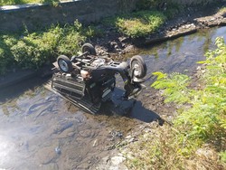Oleng Saat Lintasi Jalan Bergelombang, Motor Roda 3 Nyemplung Sungai