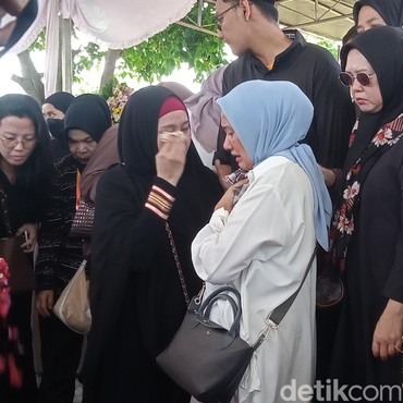 Tangis Mantan Istri Pecah Iringi Pemakaman Donny Kesuma