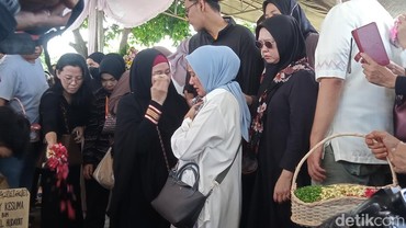 img-title Tangis Mantan Istri Pecah Iringi Pemakaman Donny Kesuma