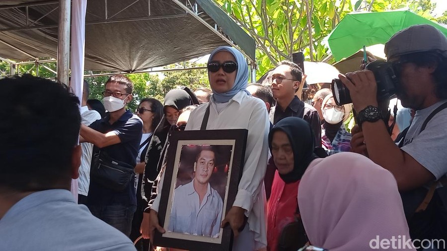 Pemakaman Donny Kesuma