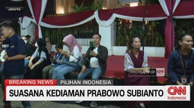 VIDEO: Pendukung Berkumpul di Kediaman Prabowo Subianto