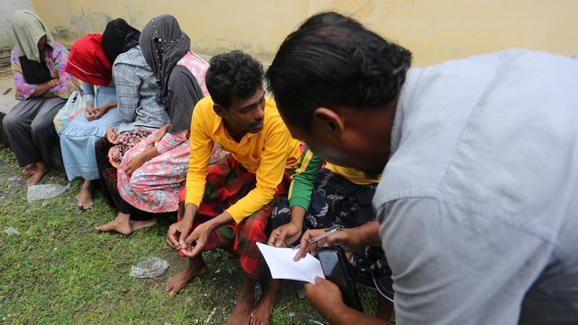 Satu unit kapal yang mengangkut seratusan pengungsi Rohingya terbalik di perairan Aceh atau 7 mil dari Kuala Bubon, Kecamatan Samatiga, Kabupaten Aceh Barat.