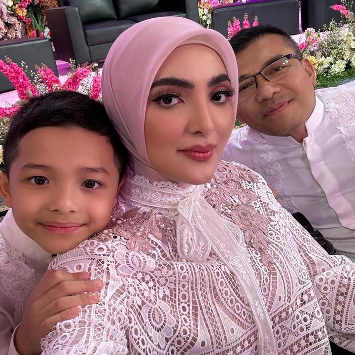 <p><em>"Alhamdulillah.</em> Sayang (kalau) foto ini enggak di-post hehe. Gemas lihat adek sudah makin gede, makin-makin tingkahnya @arsya.hermansyah," aku Ashanty seraya mengunggah potretnya bersama Si Kecil. (Foto: Instagram: @ashanty_ash)</p>