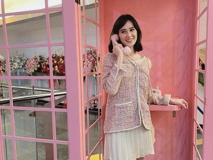 5 Potret Padu Padan Rok Plisket ala Renata Kusmanto, Anggun dan Stylish