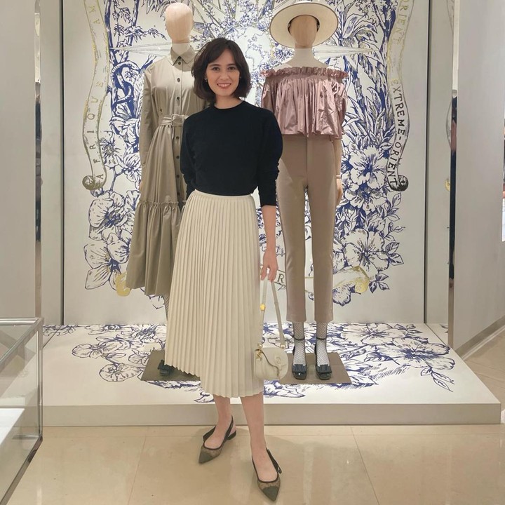 <p>Padu padan rok plisket dengan <em>sweatshirt</em> dari kombinasi dua warna kontras seperti hitam dan putih juga membuat Renata tampak modis, Bunda. Meski simpel, perpaduan busananya terlihat elegan, ya? (Foto: Instagram @renata711)</p>