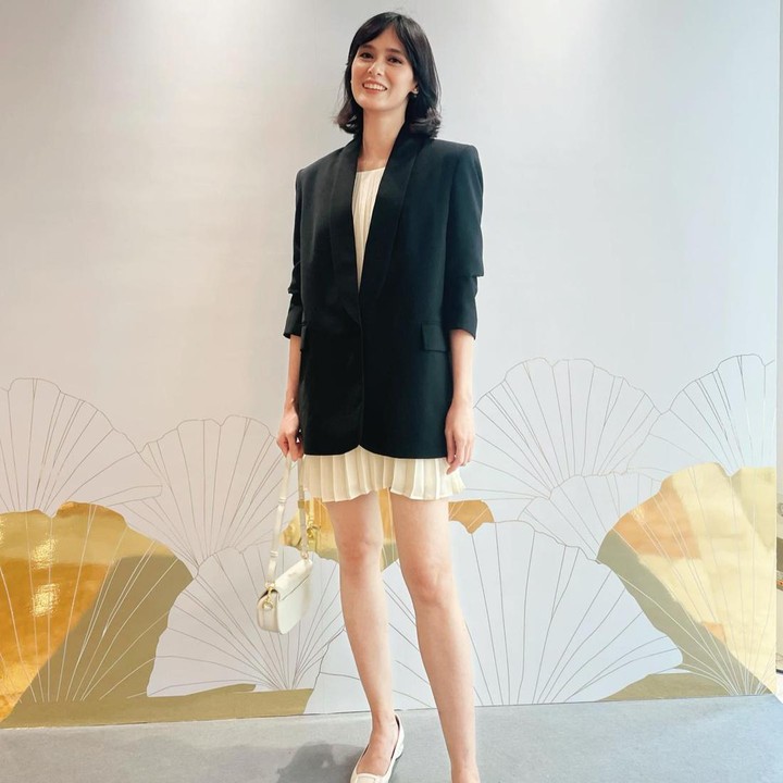 <p>Untuk sentuhan gaya formal, Renata Kusmanto memadukan rok plisket dengan <em>blazer.</em> Penampilan itu disempurnakan dengan <em>handbag</em> dan sepatu berwarna senada. (Foto: Instagram @renata711)</p>