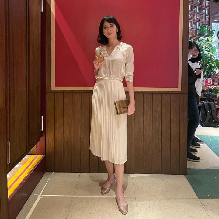 <p>Dikenal sebagai istri dari aktor Tanah Air Fachri Albar, Renata Kusmanto selalu tampil memesona dengan gaya busana yang kental dengan nuansa elegan. Salah satu<em> fashion item</em> yang sering ia gunakan adalah <em>pleated skirt</em> atau rok plisket. Seperti pada foto, ia memadukannya bersama <em>blouse</em> berwarna <em>broken white</em>. Renata melengkapi penampilannya dengan sepatu <em>heels</em> dan <em>clutch.</em> (Foto: Instagram @renata711)</p>