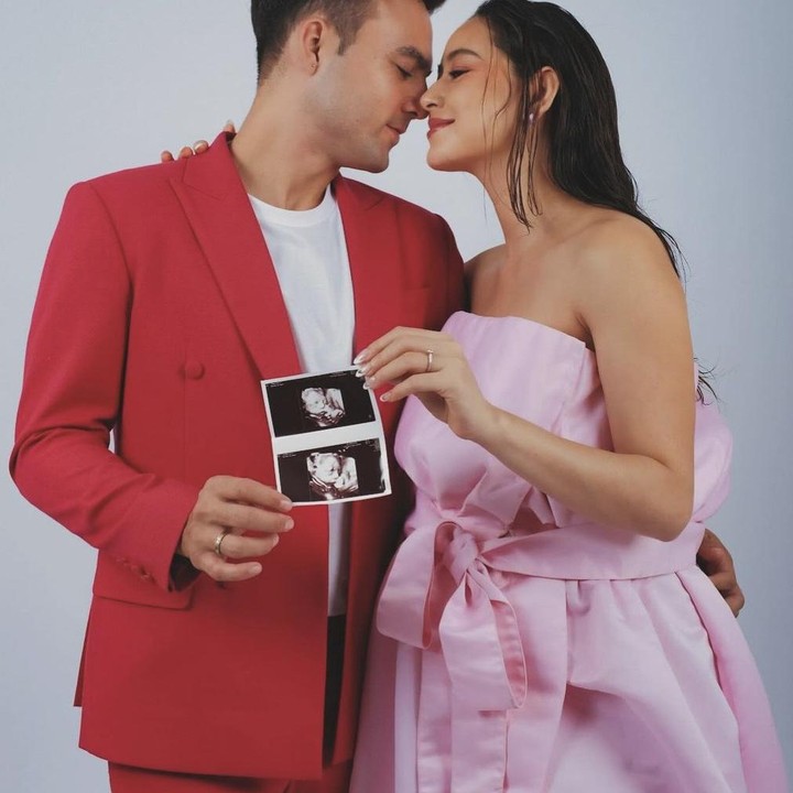 <p>Rupanya, banyak penggemar Laura yang sudah menduga bahwa ia sedang hamil anak perempuan karena auranya terlihat semakin cantik. “Bener feeling ku tiap hari liat bentuk perut nya laura pasti cewek,” ujar salah satu warganet. (Foto: Instagram @laura_theux).</p>