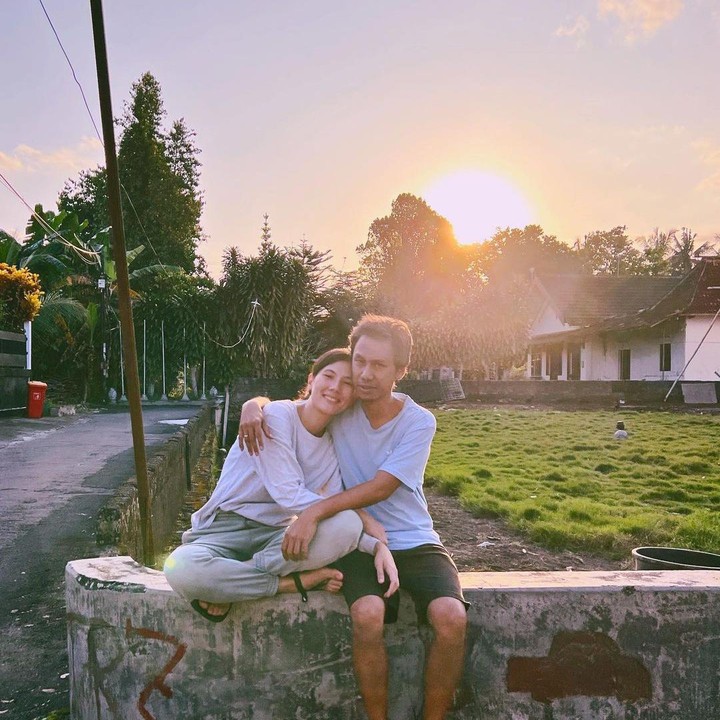 <p>Meski begitu, Eross selalu mencintai sang istri apa adanya. Hubungan rumah tangga keduanya pun semakin terlihat romantis. (Foto: Instagram@sarahcandra)</p>