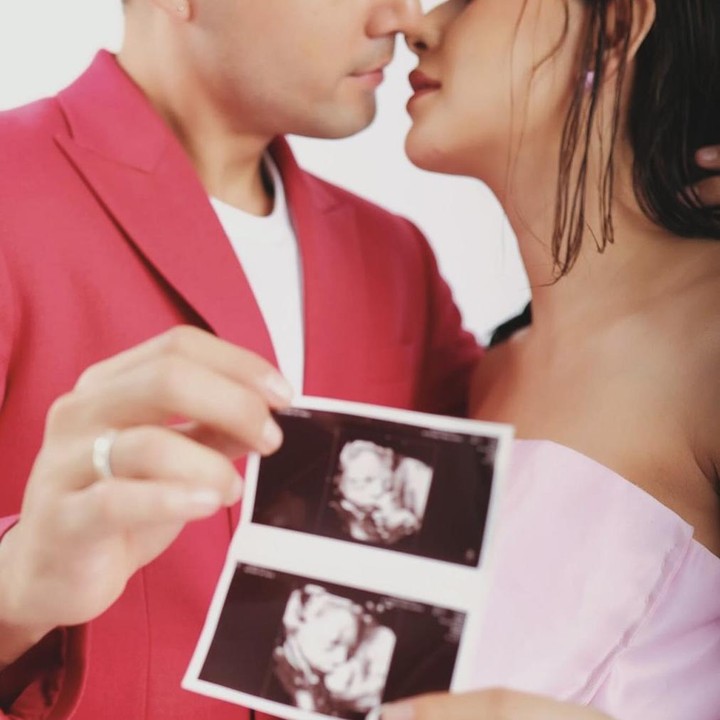 <p>Tak lupa, pasangan suami istri ini juga menunjukkan hasil pemindaian USG janinnya. Menggunakan baju bernuansa merah muda, keduanya memberi isyarat bahwa calon anaknya berjenis kelamin perempuan. “ITS A GIRL,” tulis Laura. (Foto: Instagram @laura_theux).</p>