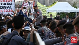 Koalisi Sipil Klaim 100 Orang Ditangkap saat Demo di DPR & KPU Kemarin