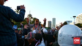 Belasan Orang Ditangkap Saat Demo di KPU dan DPR