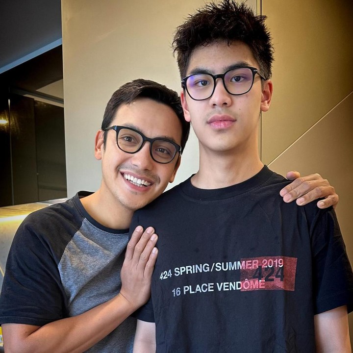 <p>Kini sudah besar, Khayru menjelma menjadi pemuda tampan seperti sang Ayah. Khayru juga akan memulai perkuliahan, lho. "Dulu papanya gendong Khayru sekarang Khayru sudah lebih tinggi dari papanya.. Berangkat kuliah dulu.. Selamat Belajar Semoga Sukses di masa mendatang bisa menjadi kebanggaan keluarga dan berguna bagi banyak orang," pesan Gunawan kepada sang anak. (Foto: Instagram @lala_gunawan_family @gunawan_sudrajat_real)</p>