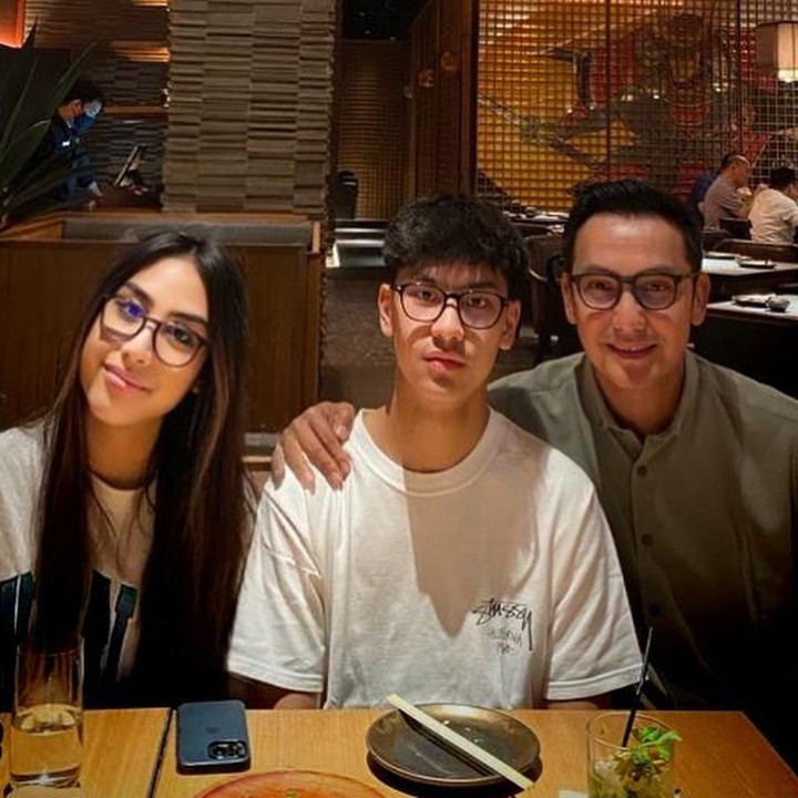 <p>Khayru juga sangat dekat dengan adik perempuannya yang bernama Ghaniya Khayra Shakilla Naja. Ia dan Khayra hanya terpaut usia dua tahun, Bunda. (Foto: Instagram @lala_gunawan_family @gunawan_sudrajat_real)</p>
