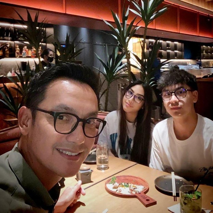 <p>Enggak heran kalau Khayru begitu dekat dengan sang Ayah dan adik perempuannya ya, Bunda? (Foto: Instagram @lala_gunawan_family @gunawan_sudrajat_real)</p>